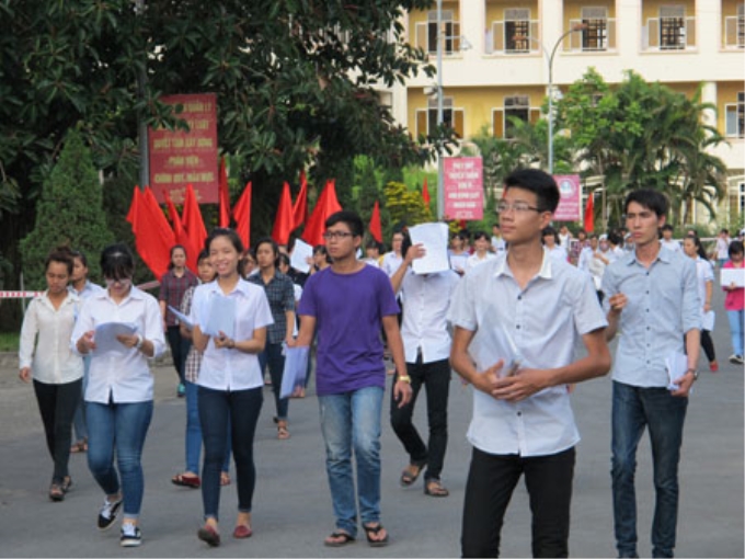 Thí sinh về đăng ký dự thi vào Học viên Khoa học quân sự năm 2014